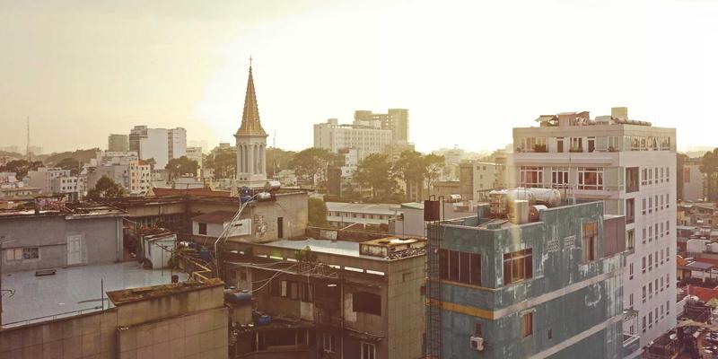 龙信建设专业解析：建筑工程冬期与雨季专项施工方案编制与安全保障措施